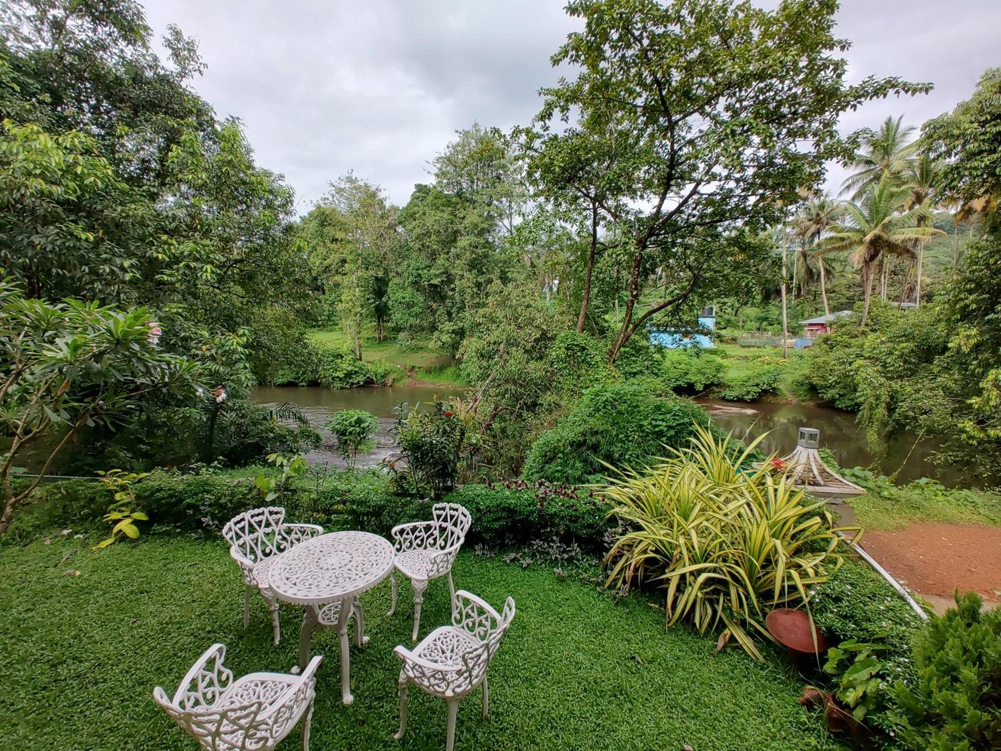 Hotel Athirapilly On The Rocks Athirappilly Exterior foto