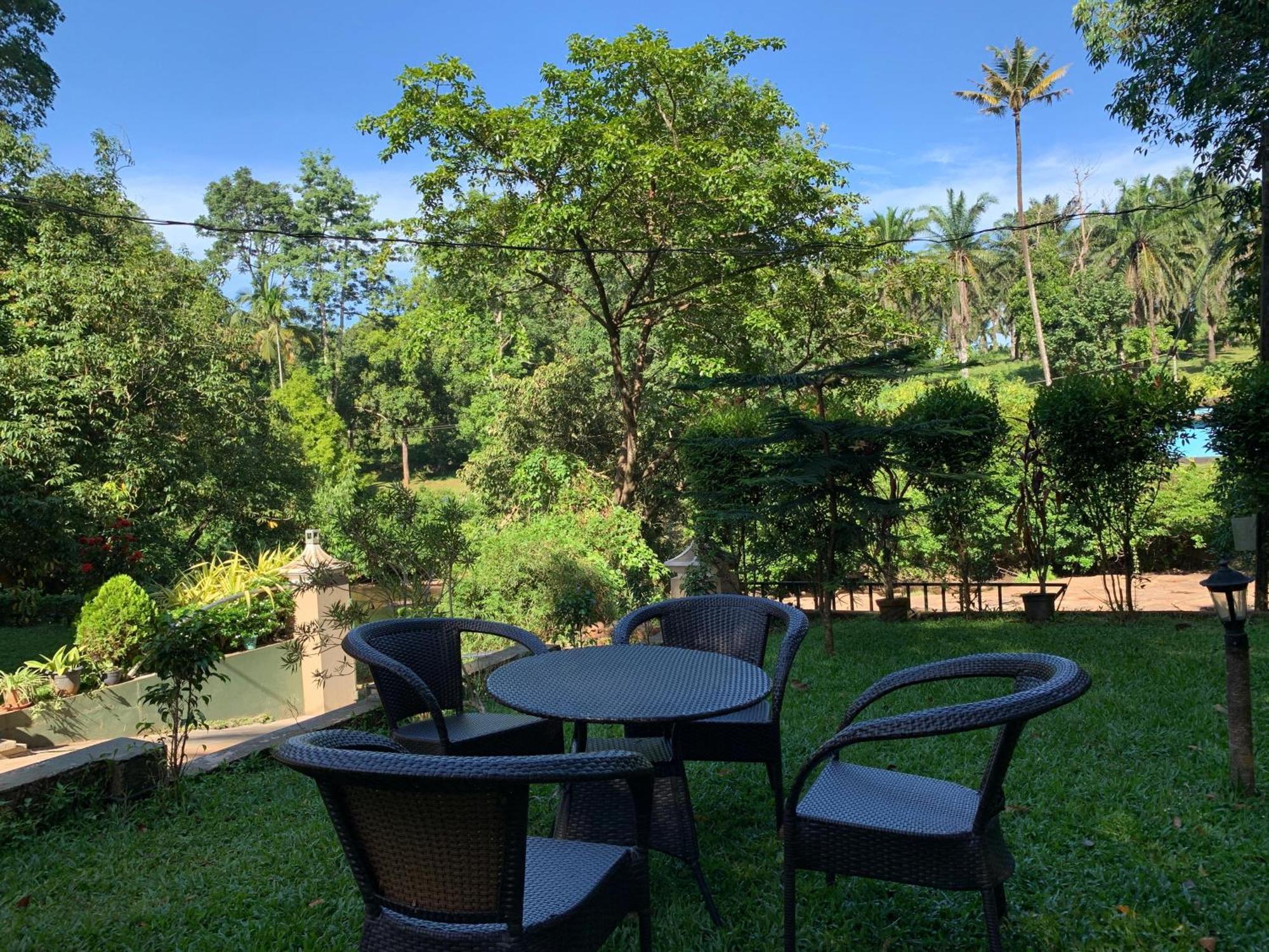 Hotel Athirapilly On The Rocks Athirappilly Exterior foto