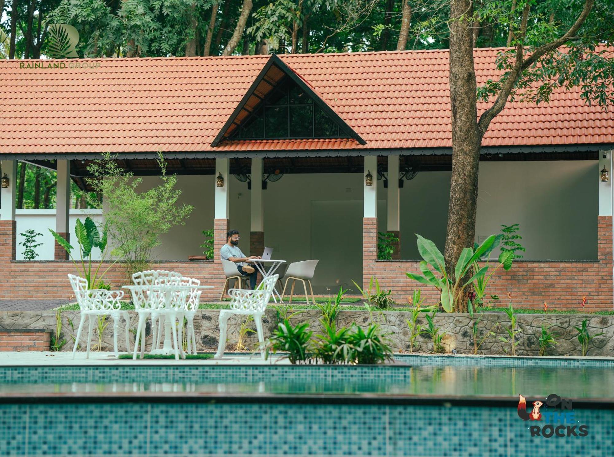 Hotel Athirapilly On The Rocks Athirappilly Exterior foto